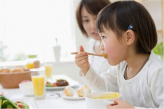 Trẻ em bị tiêu chảy nên ăn gì để cầm tiêu chảy?