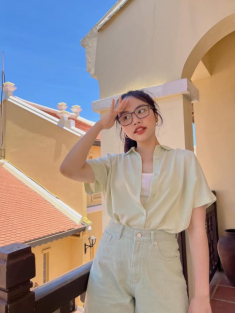 Tuổi 19, Phương Mỹ Chi mặc áo sơmi mở hờ vài cúc, nhưng nhìn vào chỉ thấy thanh lịch trẻ trung 