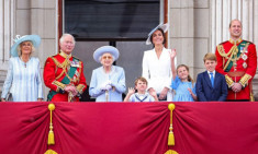 Vì sao sắc xanh đổ bộ trang phục Hoàng gia Anh, Kate Middleton cho con trai mặc đồ cũ tại Đại lễ Bạch kim?