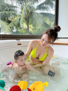 Vợ 3 kém 16 tuổi của Chi Bảo tắm cho con trai: Mẹ trắng nõn nà, con trai đáng yêu