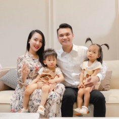 Vợ Khắc Việt một tay chăm cặp song sinh vẫn đẹp mòn con mắt, mặc áo “giấu quần” như chị của con