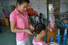 Con gái đi học về khoe mỗi ngày một kiểu tóc tết xinh, mẹ tức giận chất vấn cô giáo
