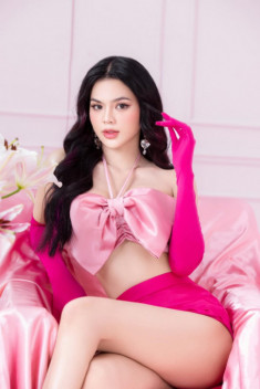 “Sugar Baby” đẹp như nàng thơ, đường cong chuẩn mãng xà, hứa hẹn là Nữ hoàng nội y thế hệ mới