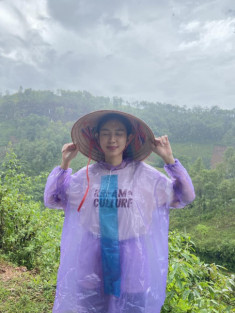 Bà hoàng áo mưa giá rẻ gọi tên Nguyễn Thúc Thùy Tiên, cất hàng hiệu diện món bình dân vẫn vẫn đẹp ngời ngời