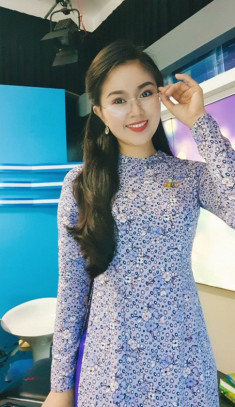 Em gái Lê Phương mặc áo lưới xuyên thấu vẫn đẹp dịu dàng đúng mực một MC