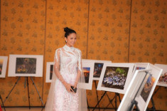 Hoa hậu H‘Hen Niê diện áo dài đính hoa khoe nhan sắc đỉnh cao dự lễ ở Đại sứ quán Việt Nam tại Ý