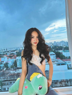 Hoa hậu Mai Phương mặc yếm hững hờ dây, lộ áo ren trong suốt nửa quyến rũ nửa ngọt ngào
