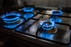 Khóa van gas trước hay sau tắt bếp? Rất nhiều người dùng làm sai có thể gây cháy nổ