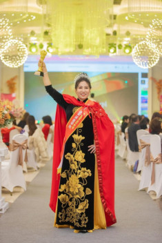 Mẹ Phạm Hương đội vương miện như Nữ Hoàng, CĐM cổ vũ thi Hoa hậu lấy lại danh dự cho con gái