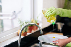Rửa bát không khó, nhưng thói quen số 2 tạo ra ổ vi khuẩn có hại sức khỏe rất nhiều người mắc phải