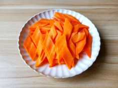 Bò xào cà rốt lại cho thêm thứ rau phơi khô này thơm nức mũi, 10 người ăn 11 người nói “quá mê”