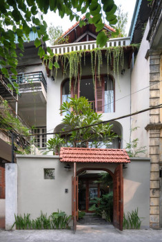 Cải tạo nhà cũ nát ở Hà Nội thành tổ ấm xanh mát, đẹp như bước ra từ truyện cổ