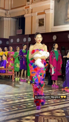 Catwalk với mèo, chị em Hoa hậu bị cào đỏ tay, Đỗ Thị Hà hốt hoảng trên sàn catwalk