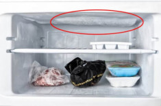Chỉ cần chai nước và chút muối, làm theo cách này tuyết trong tủ lạnh sẽ rơi xuống lã chã