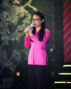 Cô bé gầy đen nhẻm Phương Mỹ Chi ở The Voice Kid giờ trắng trẻo sành điệu, “lên chức” tuổi 19