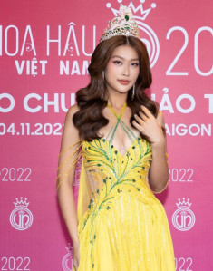 Đoàn Thiên Ân đội vương miện bạc tỷ lên thảm đỏ Hoa hậu Việt Nam 2022, được truyền thông vây kín