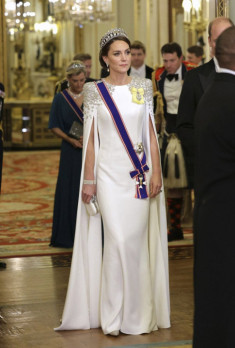 Kate Middleton mặc váy dạ hội trắng, bùng nổ thần thái nữ hoàng với “của hồi môn” mẹ chồng để lại