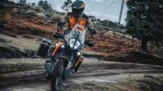 KTM 890 Adventure 2023 được cập nhật hệ thống treo và thân xe mới