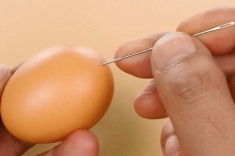 Lấy cây kim chọc 1 lỗ vào trứng trước khi luộc có tác dụng không ngờ, biết xong ai cũng thi nhau làm