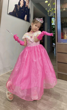 Lê Phương lên đồ công chúa cho con gái dự lễ hội Halloween được dự đoán nổi bật nhất trường