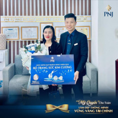 Lộ diện chủ nhân may mắn đầu tiên trúng bộ trang sức kim cương từ chương trình Giáng sinh PNJ