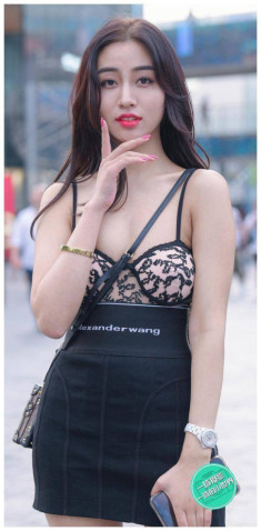 Người đẹp Trung Quốc công khai diện nội y xuống phố: Nên hay không?