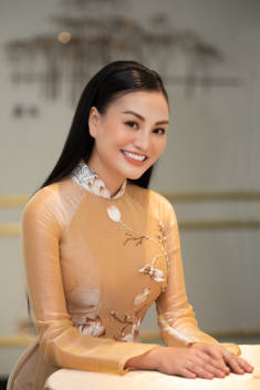 Trần Huyền Nhung dịu dàng trong tà áo dài tham dự sự kiện nhan sắc tại Hà Nội