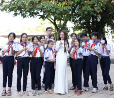 Xuất hiện nữ thần áo dài trắng giữa sân trường, nhan sắc mong manh, là “chiến binh” của đấu trường Hoa hậu