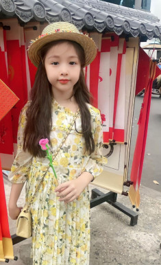 Con gái Elly Trần về quê, bà ngoại bất đắc dĩ làm stylist, cho cháu 8 tuổi diện cả đồ của mẹ