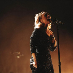 Adele rực rỡ như pháo hoa khi diện đầm độc bản của NTK Công Trí