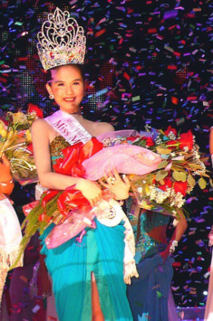 Đăng quang Hoa hậu nhưng không được công nhận, sau 12 năm, Ngọc Trinh mới đội vương miện