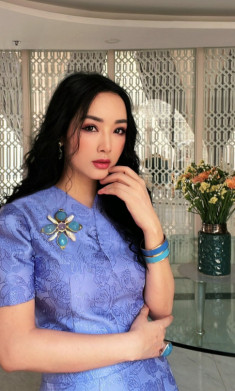 Hoa hậu độc nhất vô nhị của Việt Nam tuổi 52 “hồi teen”, mặc đồ ngắn cũn như nữ sinh, cứ ngỡ hớ hênh
