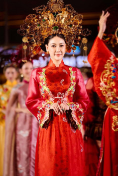 Hoa hậu Việt thuộc dòng dõi “con vua cháu chúa” cứ diện áo dài khoe sắc, chẳng ai nghĩ là phụ nữ 3 con