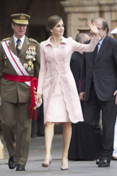 Mê diện đồ màu hồng, Hoàng hậu mặc đẹp hơn Kate Middleton khẳng định đẳng cấp sang nhưng không “sến”