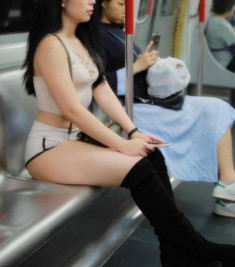 Cô gái đi tàu điện ngầm nhưng mặc quần bó chẽn “thiếu hụt vải”, người qua đường ai cũng chê phản cảm