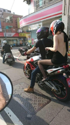 “Đứng hình” trước kiểu mặc phản cảm ngày hè của chị em ngồi xe máy, trông chẳng khác gì “quên” mặc áo