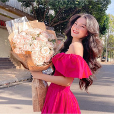 Hot girl Việt được báo Trung Quốc khen ngợi, mặc váy tàng hình gây nhức mắt người nhìn