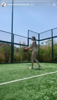 Nắng nóng đỉnh điểm, một người đẹp mặc “2 lá” ra sân chơi tennis, choáng hơn khi biết đó là hoa hậu