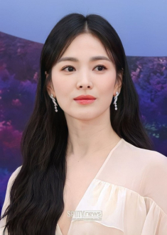 Song Hye Kyo quá trẻ ở tuổi U50, lên truyền hình không cần phần mềm xoá nếp nhăn, da vẫn căng bóng