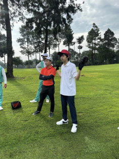 Subeo xuất hiện ở sân golf “đọ gậy” cùng Cường Đôla, 13 tuổi đã có khí chất tổng tài