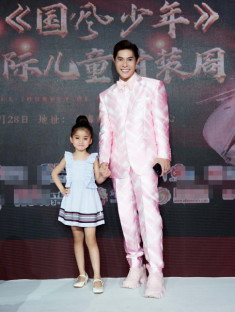 Tự hào Việt Nam, mẫu nhí 6 tuổi “vượt mặt” nhiều cường quốc, được vinh danh tại sàn diễn thời trang Thượng Hải