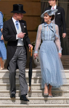 Vương phi Kate lại mặc đồ cũ 4 năm trước, đáng bàn là Phương Oanh cũng có chiếc hao hao