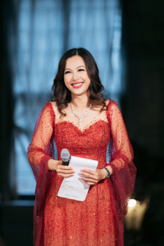 Hoa hậu từng được mệnh danh ‘giàu nhất Việt Nam’ hiếm hoi tái xuất sau gần 10 năm, hiện sống ra sao trong căn nhà tại Ý?