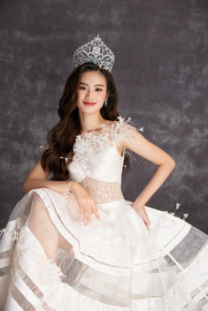 Không váy áo lộng lẫy, Hoa hậu Ý Nhi ăn mặc giản dị, đi từ thiện trong đêm hậu livestream xin lỗi