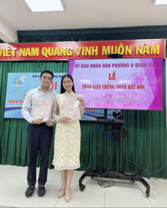 Lên phường đăng ký kết hôn cùng chồng tiến sĩ, mặc đẹp như Á hậu học giỏi nhất nhì làng sắc đẹp Việt