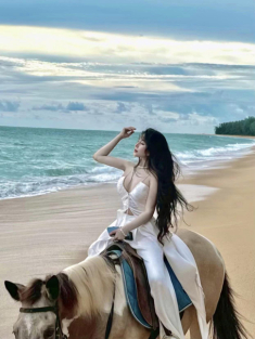 Mặc bikini cưỡi ngựa trên biển, gái Việt xô đổ “gái ngoại” độ hot, có trường hợp bị mời lên đồn