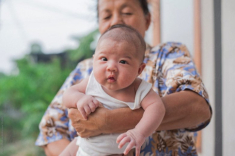 Mẹ chồng ngày ngày bưng bát cháo nóng bỏng tay giữa mùa hè cho cháu ăn, khuấy đáy bát lên con dâu òa khóc