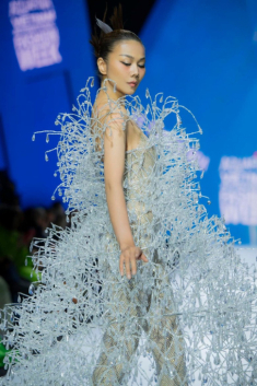 Thanh Hằng catwalk với đầm nặng gần nửa tạ, có nổi khổ mang tên “chỉ đứng không ngồi”