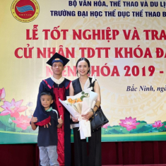 Văn Quyết 32 tuổi tốt nghiệp đại học, vợ mặc cả cây đen đến chúc mừng, vẫn “thắp sáng” cả khung hình