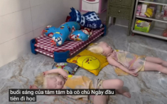 Ngày đầu tiên đến trường của cặp song sinh bạch tạng ở Sóc Trăng, nhìn hai bé tập múa hát cùng bạn mẹ bỉm nào cũng mừng